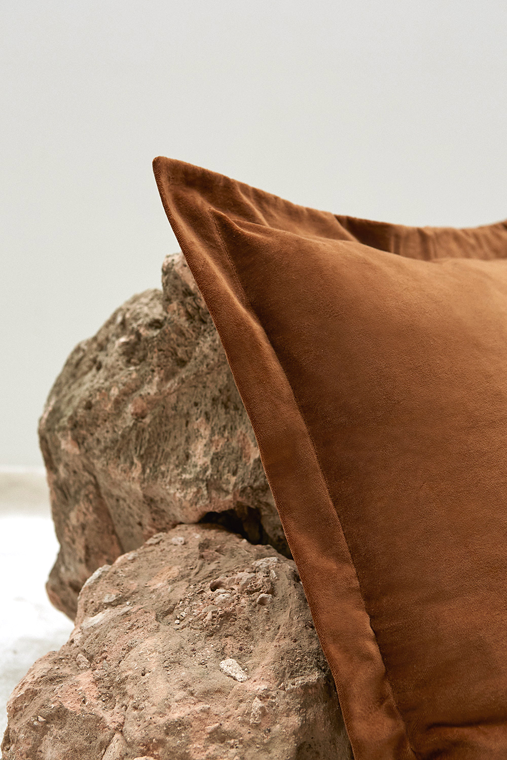 philos_home_almohadon_bardana_flap_habano_50x50_2_1000x1500_72.jpg