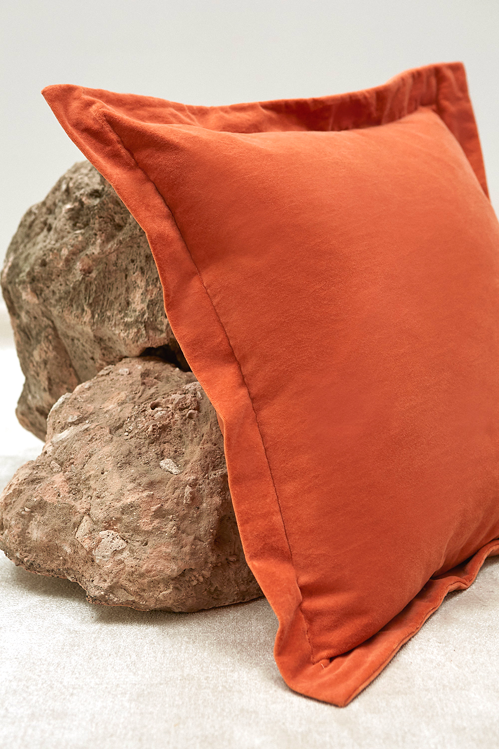 philos_home_almohadon_bardana_flap_naranja_50x50_2_edit.jpg
